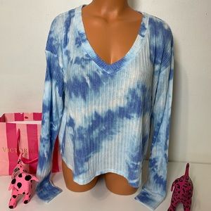PINK VS TIE DYE CROP RIBBED V NECK LONG SLEEVE TOP